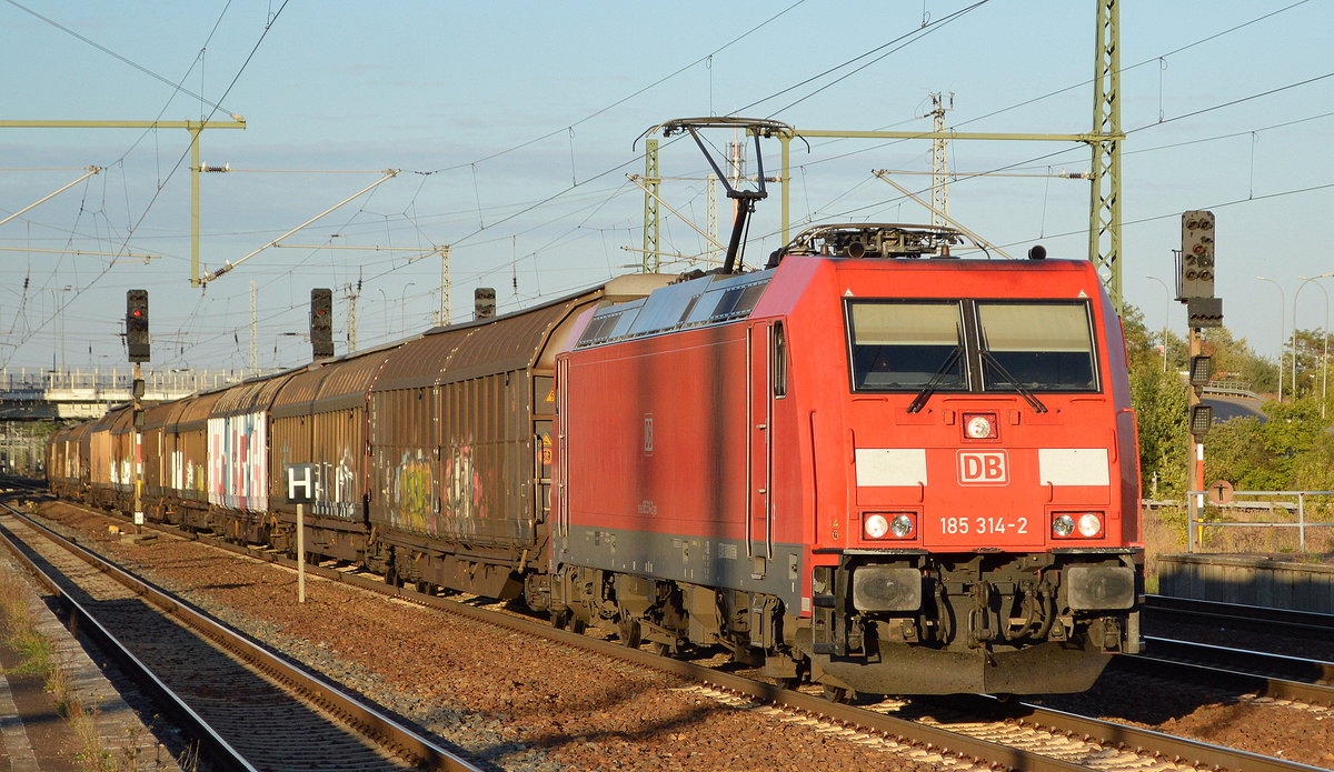 DB Cargo Deutschland AG mit  185 314-2  [NVR-Number: 91 80 6185 314-2 D-DB] und Ganzzug Schiebewandwagen am 27.09.18 Bf. Flughafen Berlin Schönefeld.