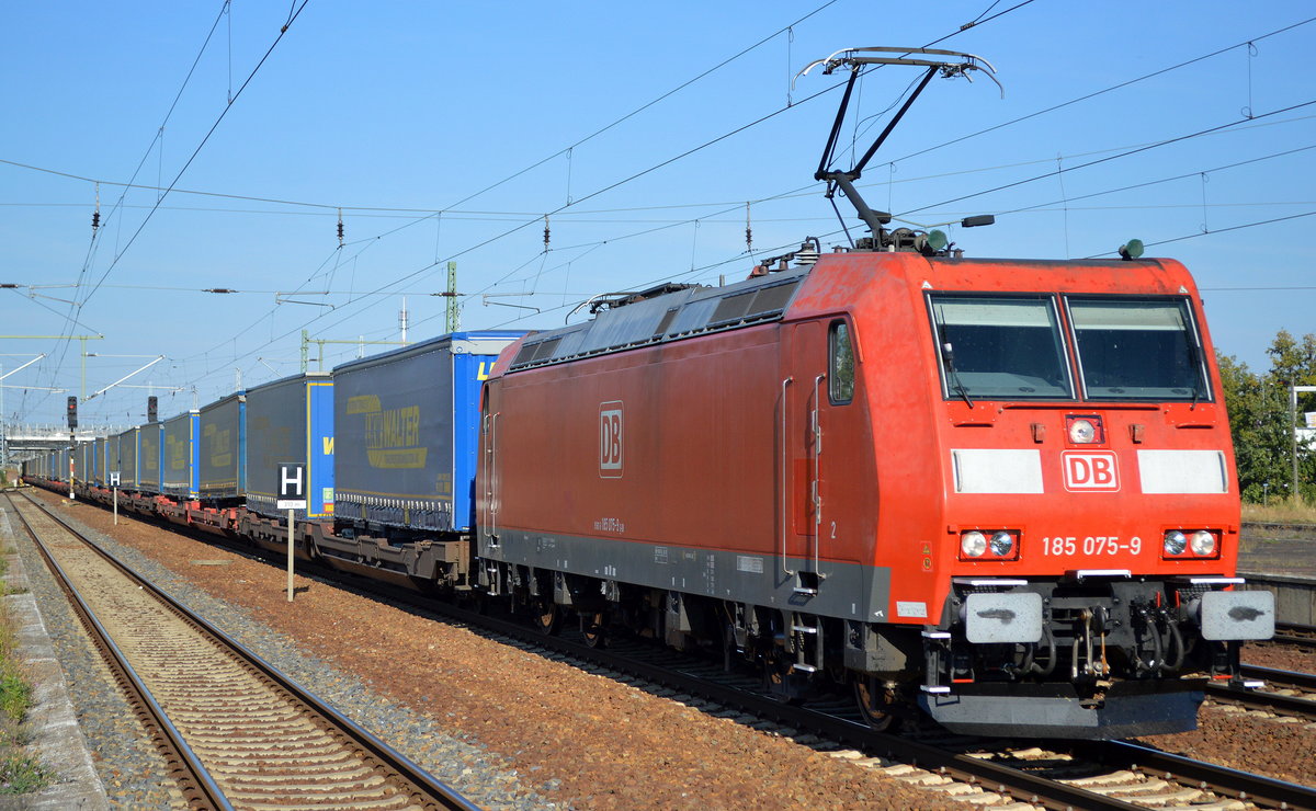 DB Cargo Deutschland AG mit  185 075-9  [NVR-Number: 91 80 6185 075-9 D-DB] und KLV-Zug (LKW-WALTER Trailer) am 18.09.18 Bf. Flughafen Berlin-Schönefeld.