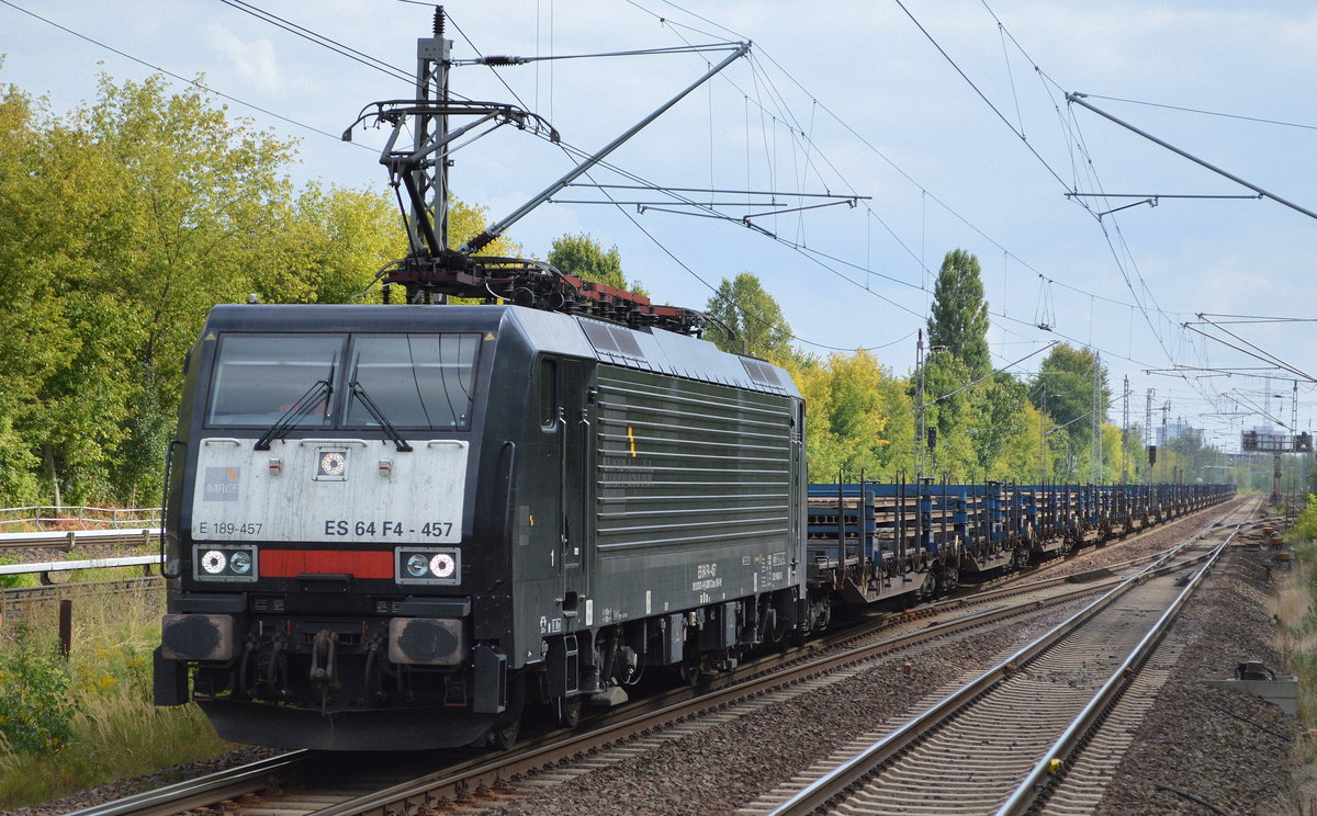 DB Cargo Deutschland AG mit der polnischen MRCE Dispo  ES 64 F4-457  [NVR-Number: 91 51 5170 031-6 PL-DISPO]  und einem Ganzzug Drehgestell-Flachwagen mit Schienen beladen am 05.09.18 Bf. Berlin-Hohenschönhausen.