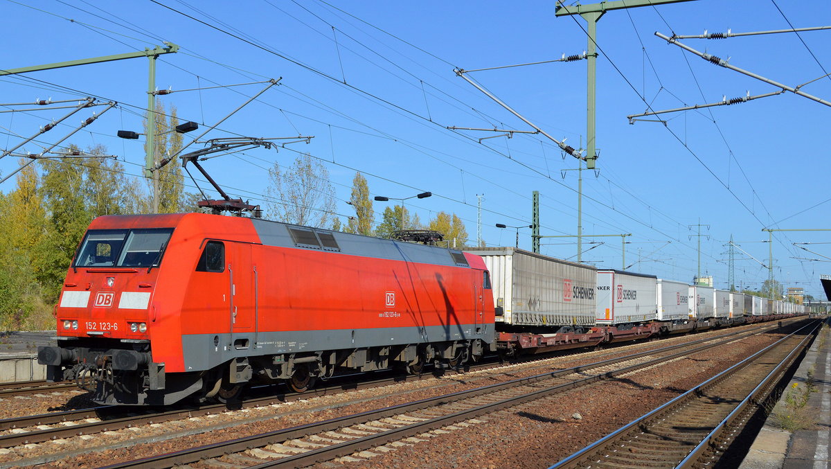 DB Cargo Deutschland AG mit  152 123-6  [NVR-Number: 91 80 6152 123-6 D-DB] und KLV-Zug (DB/SCHENKER Trailer) am 05.10.18 Bf. Flughafen Berlin-Schönefeld.