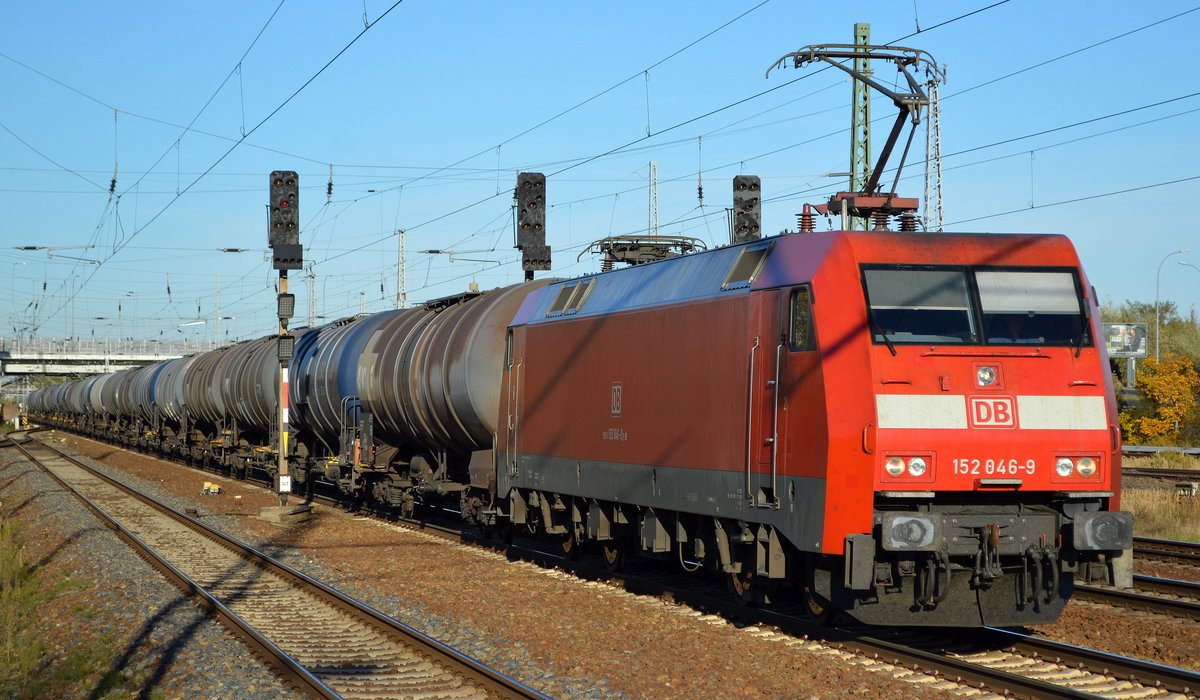 DB Cargo Deutschland AG mit  152 046-9  [NVR-Number: 91 80 6152 046-9 D-DB] und Kesselwagenzug am 08.10.18 Bf. Flughafen Berlin-Schönefeld.