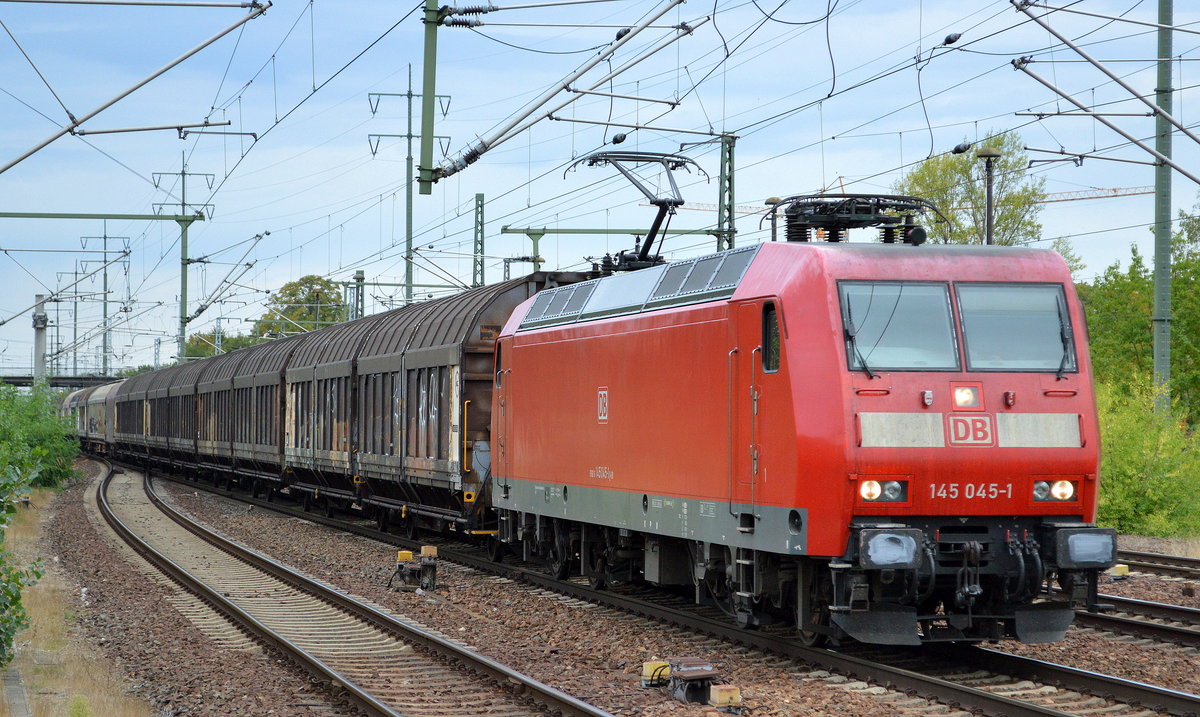 DB Cargo Deutschland AG mit  145 045-1  [NVR-Number: 91 80 6145 045-1 D-DB] und Ganzzug Schiebewandwagen am 10.09.18 Bf. Flughafen Berlin-Schönefeld.