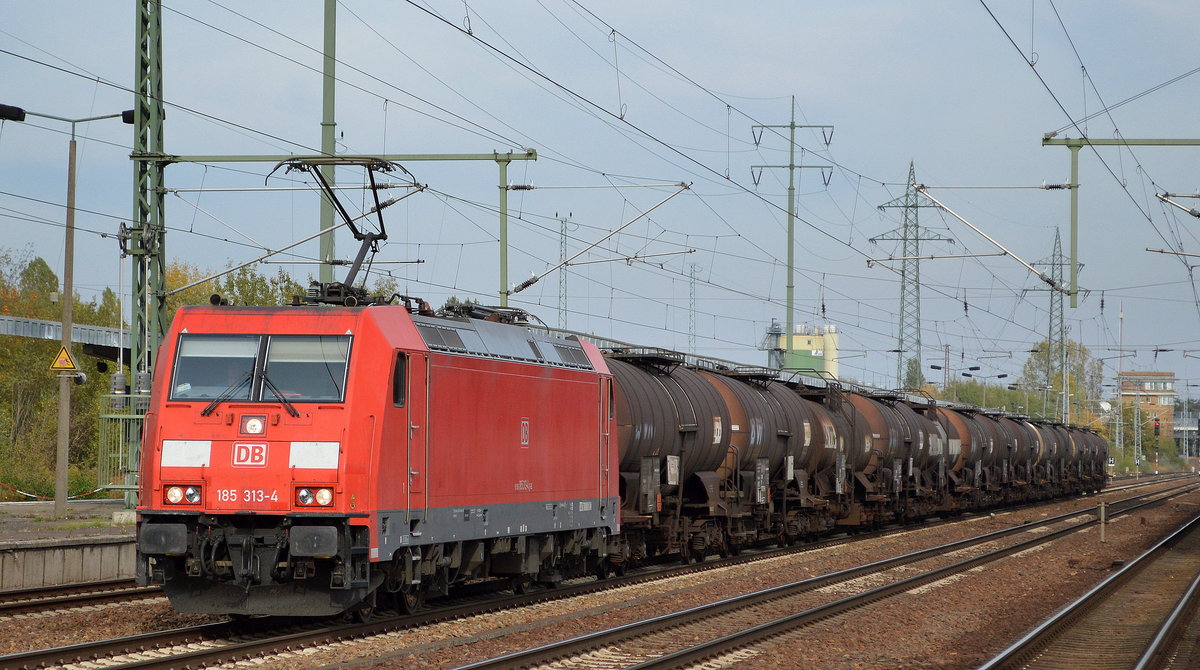 DB Cargo Deutschland AG mit  185 313-4  [NVR-Number: 91 80 6185 313-4 D-DB] und Kesselwagenzug (Schwefel,geschmolzen) am 09.10.18 Bf. Flughafen Berlin-Schönefeld.