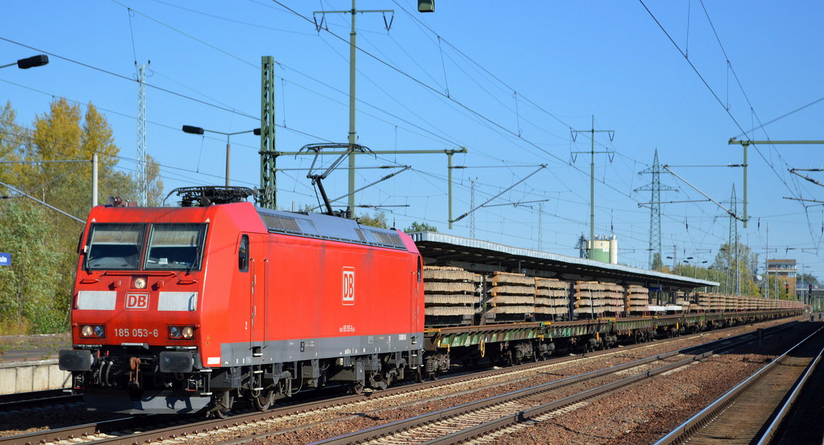 DB Cargo Deutschland AG mit  185 053-6  [NVR-Number: 91 80 6185 053-6 D-DB] und einem Ganzzug Oberbaustoffwagen beladen mit Betongleisschwellen am 05.10.18 Bf. Flughafen Berlin-Schönefeld.