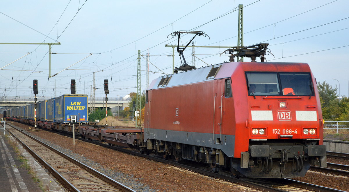 DB Cargo Deutschland AG mit  152 096-4  [NVR-Number: 91 80 6152 096-4 D-DB] und KLV-Zug (LKW-WALTER Trailer) am 09.10.18 Bf. Flughafen Berlin-Schönefeld.