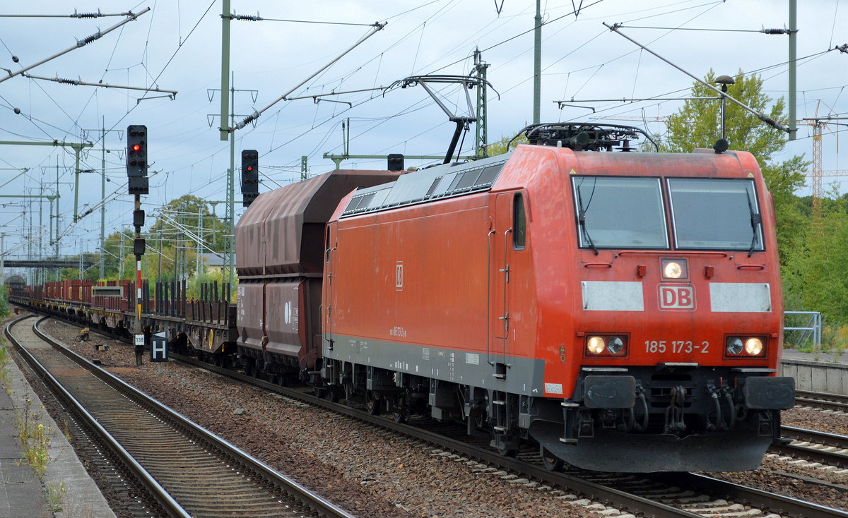 DB Cargo Deutschland AG mit  185 173-2  [NVR-Number: 91 80 6185 173-2 D-DB] und einem gemischten Güterzug am 13.09.18 Bf. Flughafen Berlin-Schönefeld.