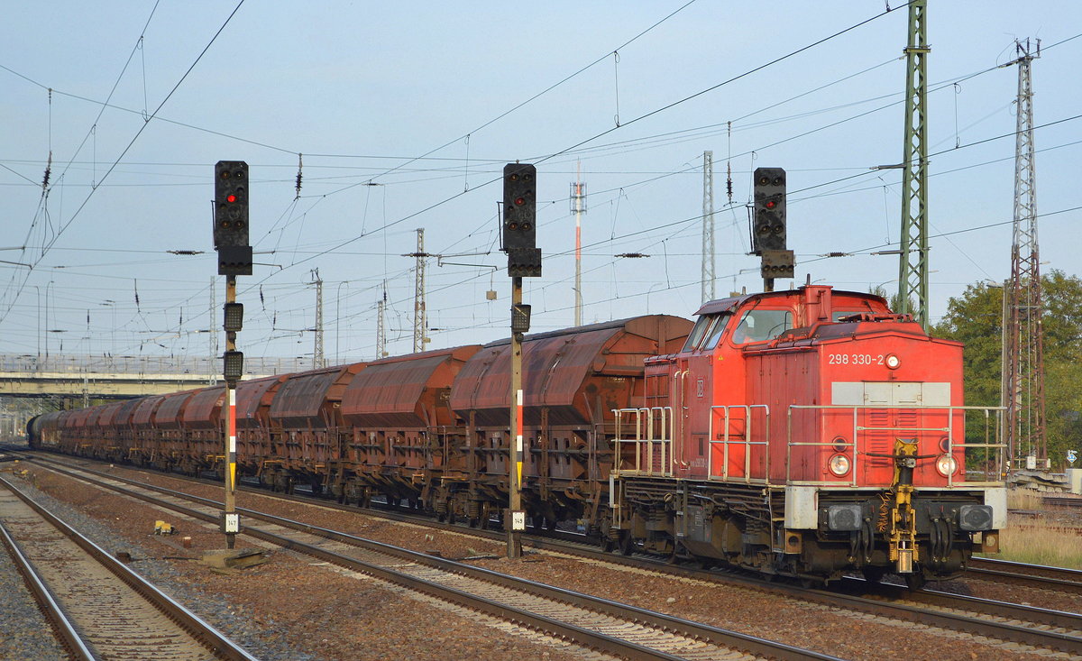 DB Cargo Deutschland AG mit 298 330-2 [NVR-Nummer: 98 80 3298 330-2 D-DB]  und Übergabezug Richtung Seddin am 09.10.18 Bf. Flughafen Berlin-Schönefeld. 