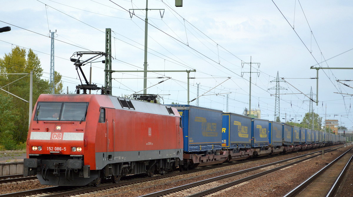 DB Cargo Deutschland AG mit  152 086-5  [NVR-Number: 91 80 6152 086-5 D-DB] und KLV-Zug (LKW-WALTER Trailer) am 10.09.18 Bf. Flughafen Berlin-Schönefeld.