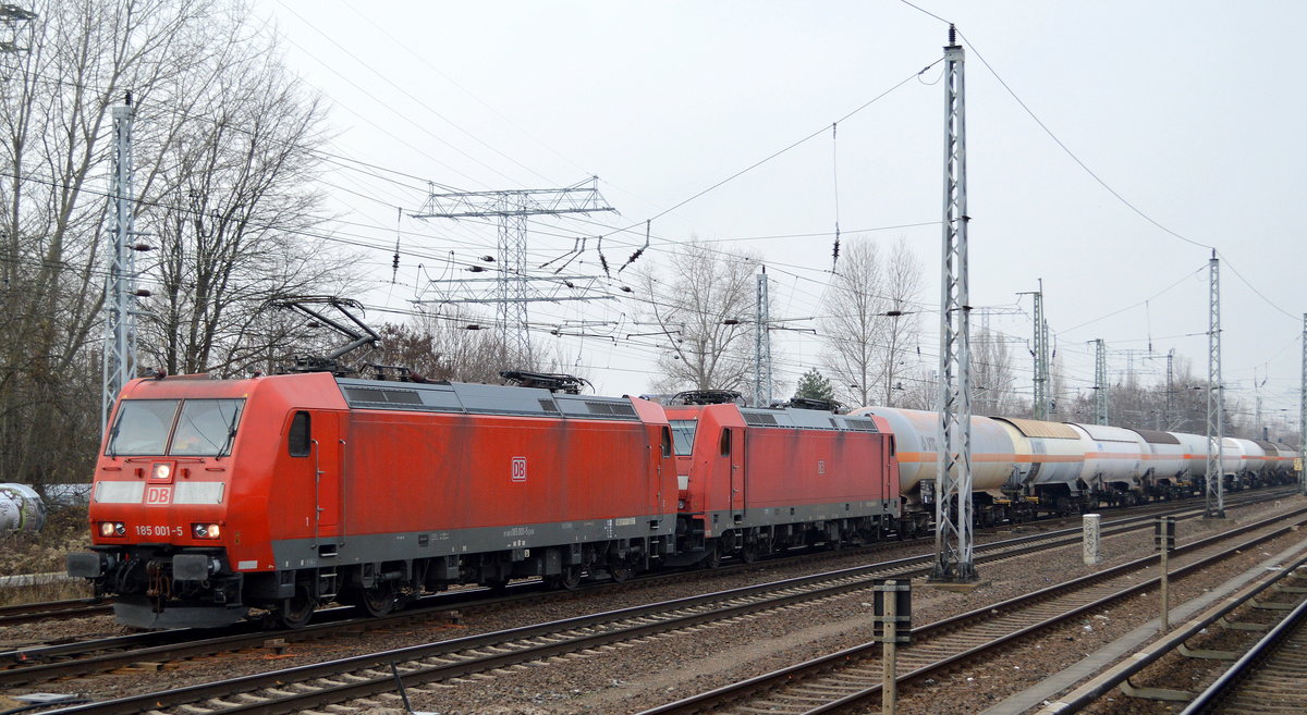 DB Cargo Deutschland AG mit  185 001-5  [NVR-Number: 91 80 6185 001-5 D-DB] und  185 352-2  [NVR-Number: 91 80 6185 352-2 D-DB] + Ganzzug Druckgaskesselwagen (Propen) am Haken am 20.12.18 Berlin-Hirschgarten.