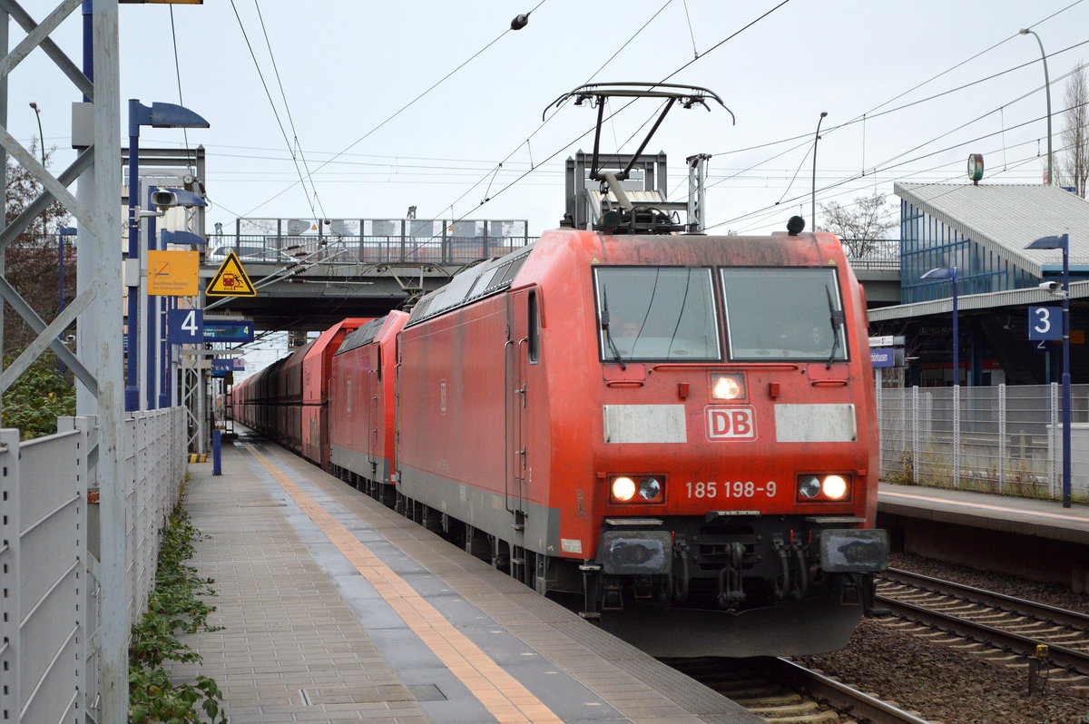 DB Cargo Deutschland AG mit der Doppeltraktion  185 198-9  [NVR-Number: 91 80 6185 198-9 D-DB] +   185 004-9  [NVR-Number: 91 80 6185 004-9 D-DB] mit Erzzug aus Hamburg am 21.12.18 Bf. Berlin Hohenschönhausen.