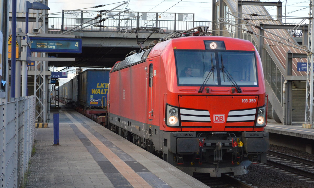 DB Cargo Deutschland AG  mit  193 359  [NVR-Number: 91 80 6193 359-7 D-DB] und KLV-Zug (LKW WALTER Trailer) aus Rostock am 17.01.19 Bf. Berlin-Hohenschönhausen.