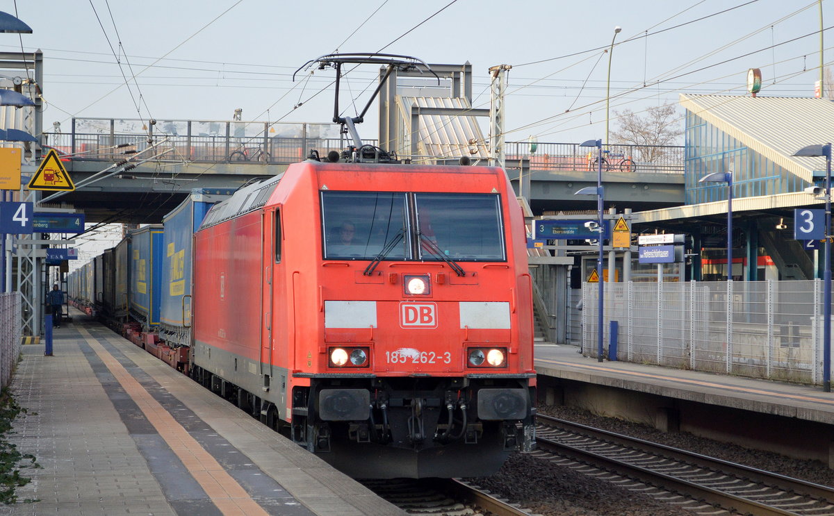 DB Cargo Deutschland AG  mit  185 262-3  [NVR-Number: 91 80 6185 262-3 D-DB] und KLV-Zug (LKW WALTER Trailer) am 21.01.19 Durchfahrt Bf. Berlin-Hohenschönhausen.