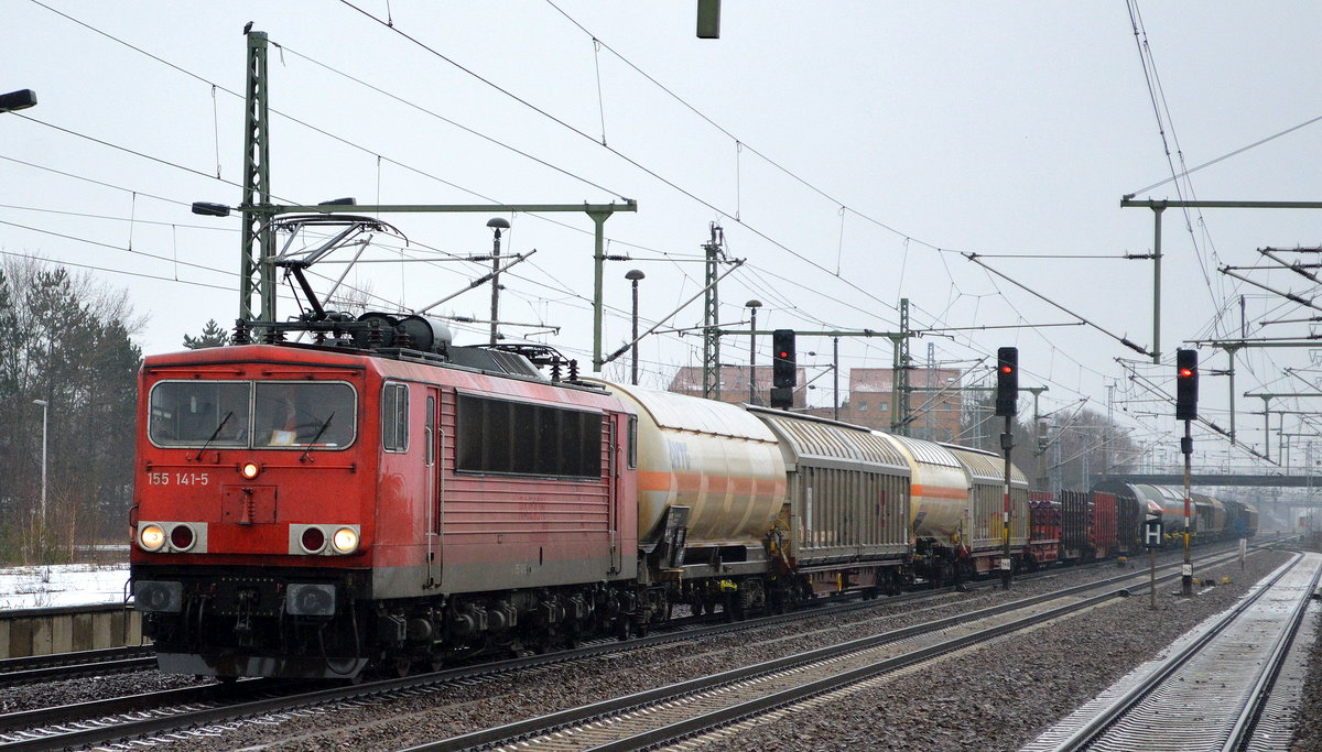 DB Cargo Deutschland AG mit der Rpool  155 141-5  (9180 6 155 141-5 D-Rpool) und einem gemischten Güterzug am 26.01.19 Bf. Flughafen Berlin-Schönefeld.