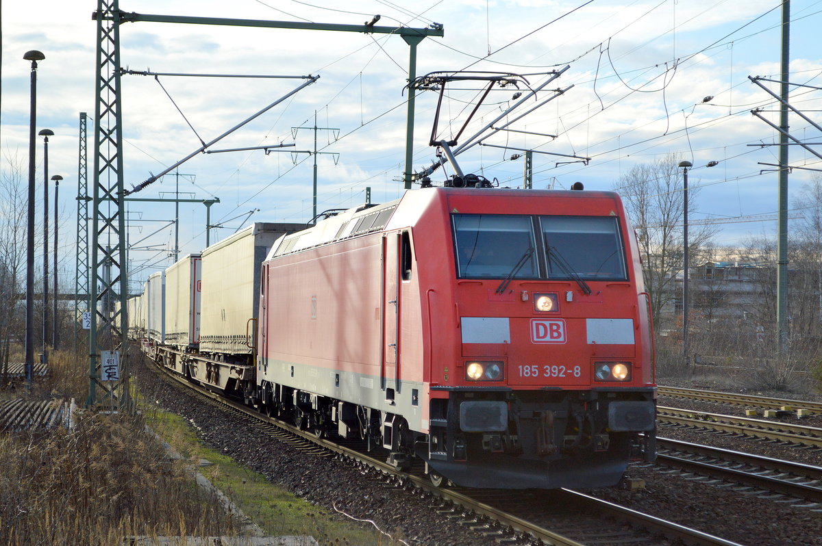 DB Cargo Deutschland AG mit  185 392-8  [NVR-Number: 91 80 6185 392-8 D-DB] und KLV-Zug bei der kurzen Einfahrt zum Personalwechsel im Bf. Flughafen Berlin-Schönefeld, 27.01.19