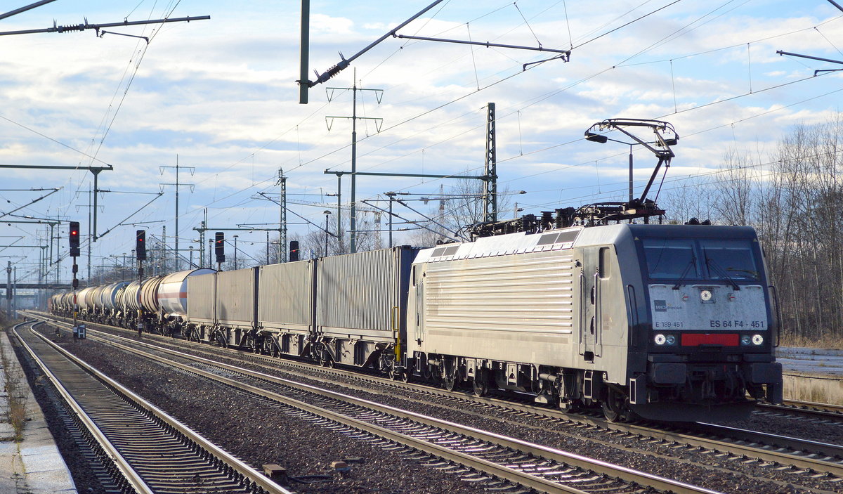DB Cargo Deutschland AG mit der polnischen MRCE Dispo  ES 64 F4-451  [NVR-Number: 91 51 5170 025-8 PL-DISPO] und einem gemischten Güterzug Richtung Frankfurt/Oder am 27.01.19 Bf. Flughafen Berlin-Schönefeld.