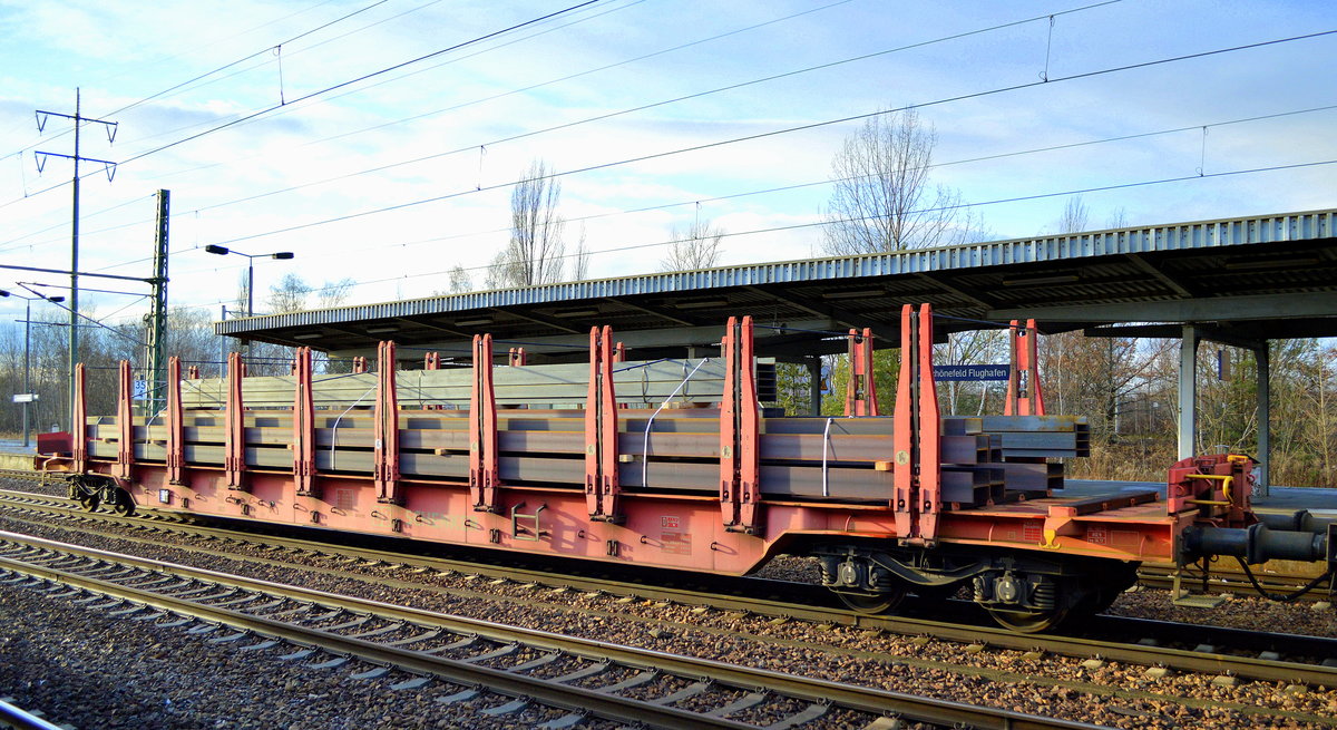 DB Cargo Deutschland AG mit einem Drehgestell-Flachwagen mit stabilen Doppelrungen mit der Nr. 81 80 D-DB 3507 861-2 Rbns 646.1 beladen mit langen Stahllatten in einem gemischten Güterzug am 27.01.19 Bf. Flughafen Berlin-Schönefeld.