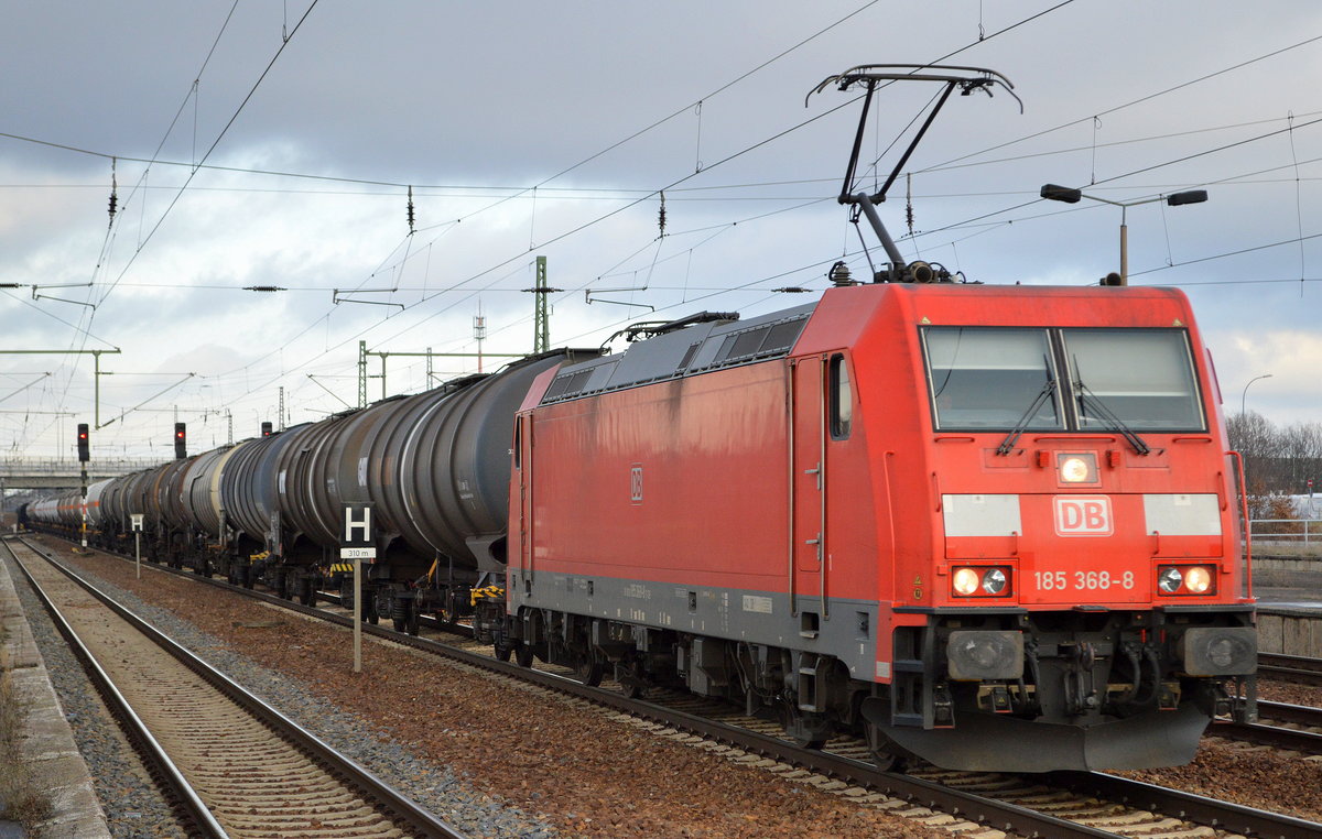 DB Cargo Deutschland AG mit  185 368-8  [NVR-Number: 91 80 6185 368-8 D-DB] und einem gemischten Kesselwagenzug am 29.01.19 Durchfahrt Bf. Flughafen Berlin-Schönefeld.