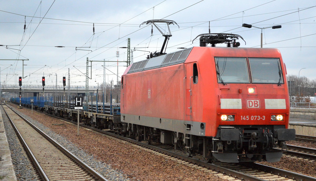 DB Cargo Deutschland AG  mit  145 073-3  [NVR-Number: 91 80 6145 073-3 D-DB] und einem Gütertransportzug mit polnischen Stahlprodukten am 29.01.19 Bf. Flughafen Berlin-Schönefeld.