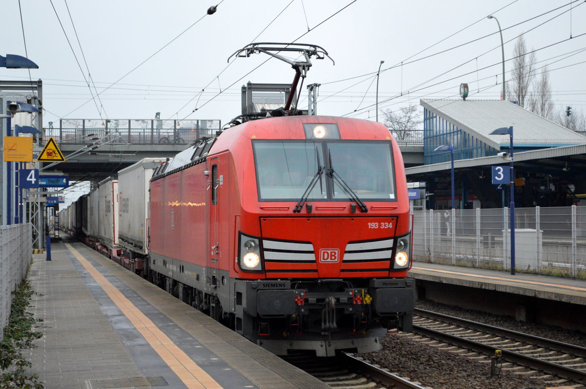 DB Cargo Deutschland AG mit  193 334  [NVR-Number: 91 80 6193 334-0 D-DB] und KLV-Zug am 13.02.19 Bf. Berlin-Hohenschönhausen.