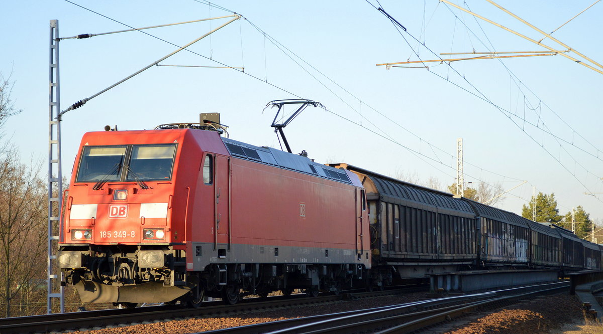 DB Cargo Deutschland AG mit  185 349-8  [NVR-Number: 91 80 6185 349-8 D-DB] und Hanzzug Schiebewandwagen am 18.02.19 Berlin-Wuhlheide.