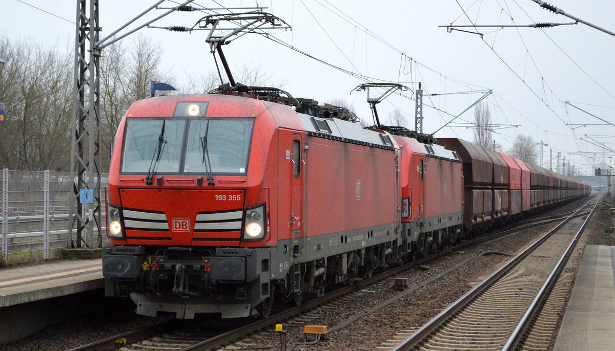 DB Cargo Deutschland AG mit der Doppeltraktion  193 355  [NVR-Number: 91 80 6193 355-5 D-DB) +   193 340  [NVR-Number: 91 80 6193 340-7 D-DB] und Erzzug (leer) Richtung Hamburg Durchfahrt Bf. Berlin-Hohenschönhausen am 21.02.19