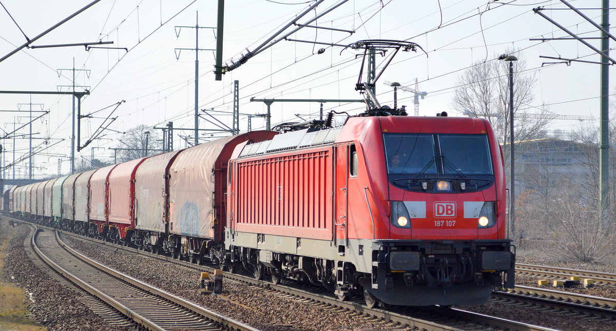DB Cargo Deutschland AG mit  187 107  [NVR-Number: 91 80 6187 107-8 D-DB] mit gemischtem Güterzug am 28.02.19 Bf. Flughafen bErlin-Schönefeld.