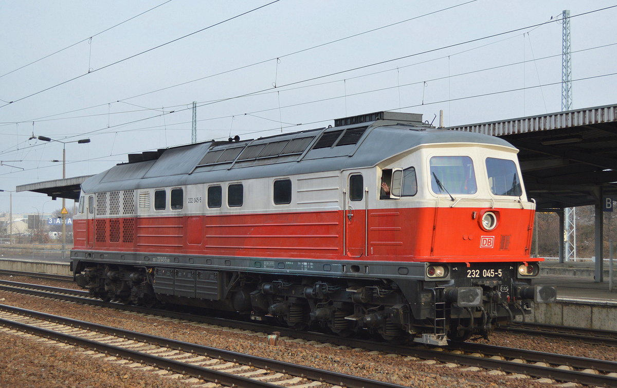 DB Cargo Deutschland AG mit 232 045-5 (9280 1 232 045-5 D-DB) am 28.02.19 Bf. Flughafen Berlin-Schönefeld.