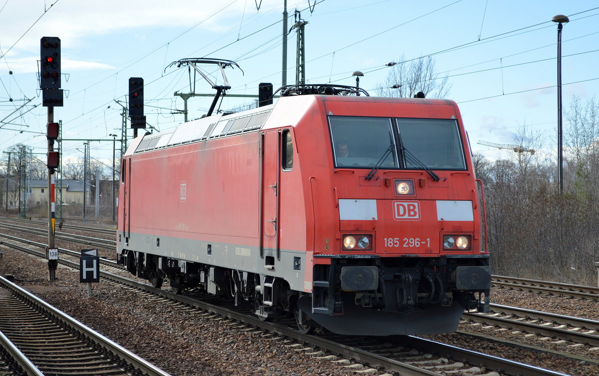 DB Cargo Deutschland AG mit  185 296-1  [NVR-Number: 91 80 6185 296-1 D-DB] am 04.03.19 Bf. Flughafen Berlin-Schönefeld.
 