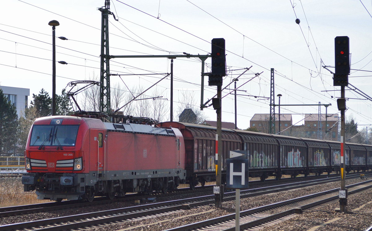 DB Cargo Deutschland AG mit  193 355  [NVR-Number: 91 80 6193 355-5 D-DB] und einem gemischten Güterzug am 05.03.19 Bf. Flughafen Berlin-Schönefeld. 