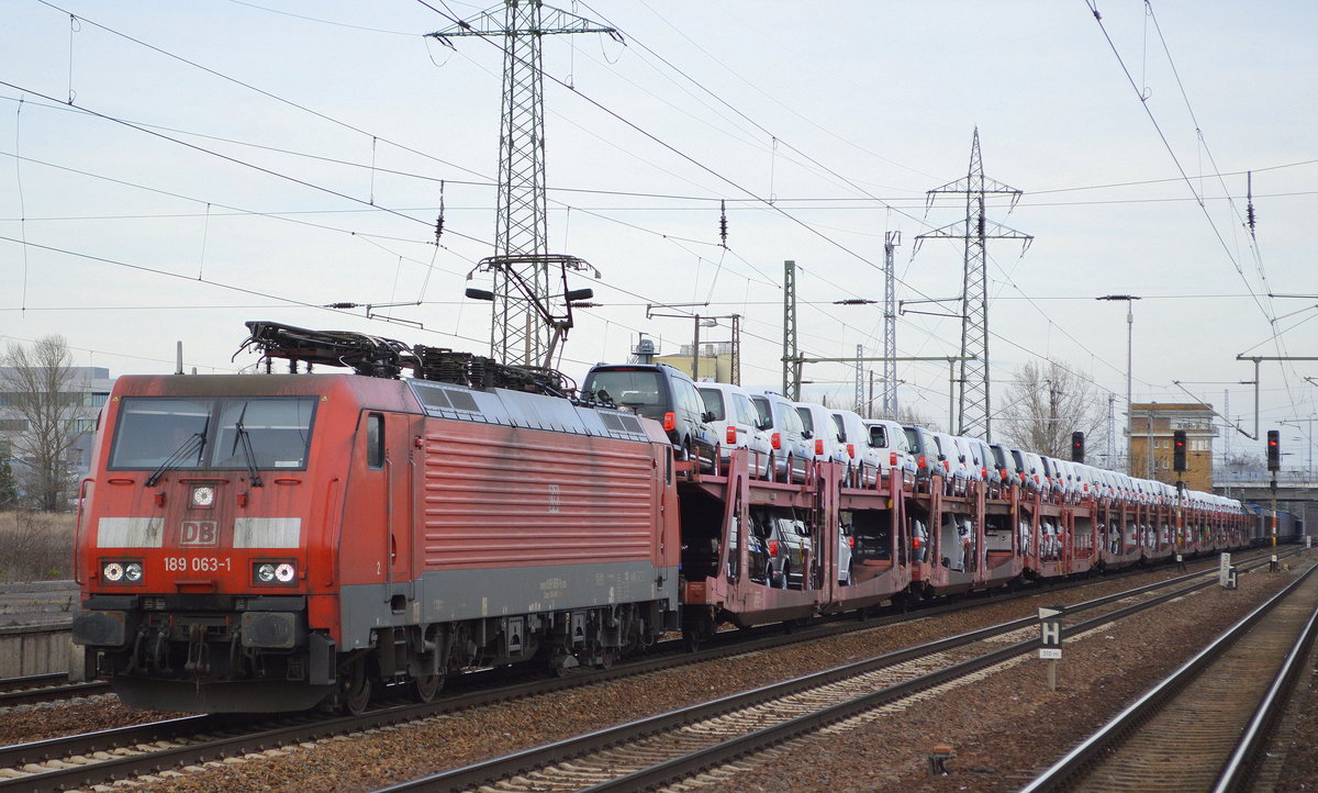 DB Cargo Deutschland AG mit  189 063-1  [NVR-Number: 91 80 6189 063-1 D-DB] und PKW-Transportzug (VW-Nutzfahrzeuge aus polnischer Produktion) am 06.03.19 Bf. Flughafen Berlin-Schönefeld.