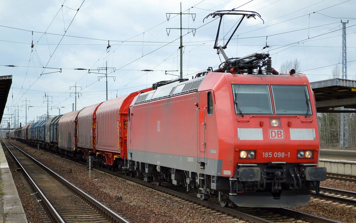 DB Cargo Deutschland AG mit  185 098-1  [NVR-Number: 91 80 6185 098-1 D-DB] und einem gemischten Güterzug am 15.03.19 Bf. Flughafen Berlin-Schönefeld.