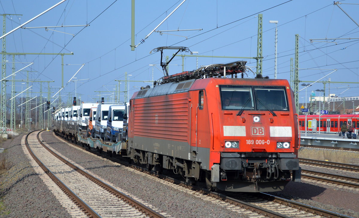 DB Cargo Deutschland AG mit  189 006-0  [NVR-Number: 91 80 6189 006-0 D-DB] und Nutzfahrzeug-Transportzug (VW Transporter aus polnischer Produktion) am 21.03.19 Durchfahrt Magdeburg Hbf.