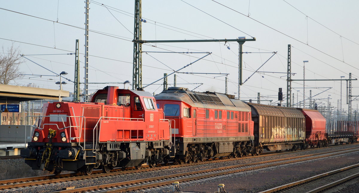 DB Cargo Deutschland AG mit  261 065-7  [NVR-Nummer: 92 80 1261 065-7 D-DB] mit 232 587-6 (9280 1 232 587-6 D-DB) und einigen Güterwagen am Haken am 21.03.19 Magdeburg Hbf. 
