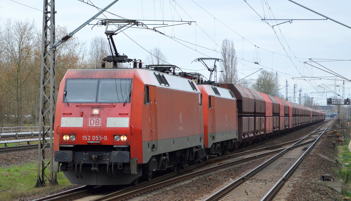 DB Cargo Deutschland AG mit der Doppeltraktion  152 055-0  [NVR-Number: 91 80 6152 055-0 D-DB] +  152 081-6  [NVR-Number: 91 80 6152 081-6 D-DB] mit Erzzug (leer) Rückweg nach Hamburg am 29.03.19 Bf. Berlin-Hohenschönhausen.