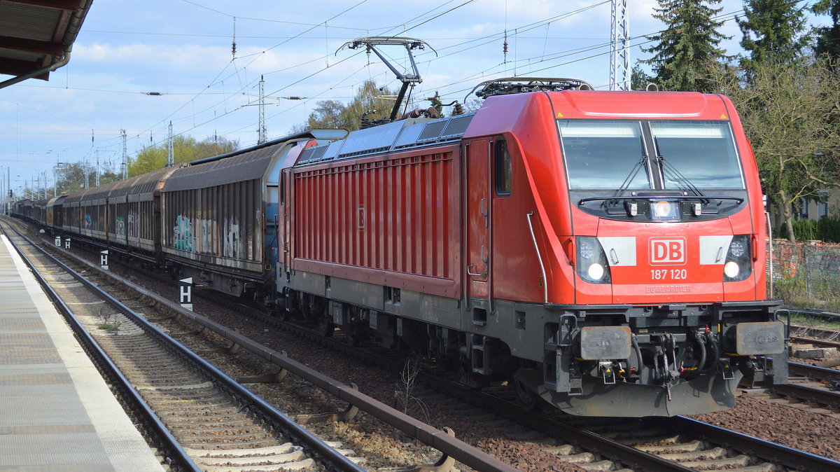 DB Cargo Deutschland AG mit  187 120  [NVR-Number: 91 80 6187 120-1 D-DB] und Ganzzug Schiebewandwagen am 10.04.19 Berlin-Hirschgarten.
