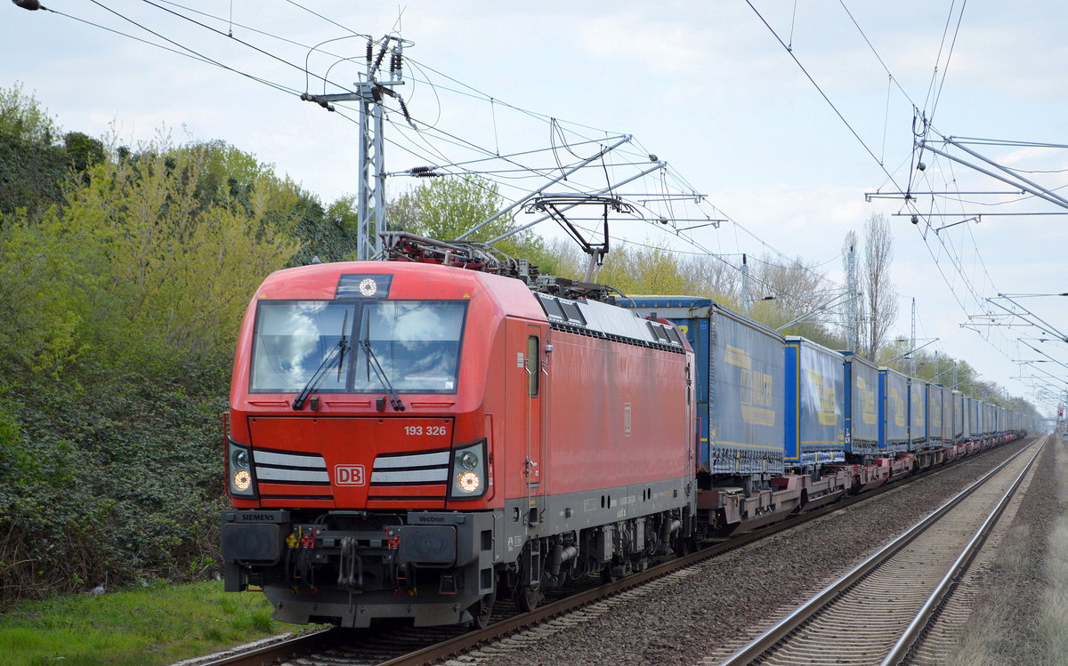 DB Cargo Deutschland AG mit  193 326  [NVR-Number: 91 80 6193 326-6 D-DB] und KLV-Zug (LKW-Walter Trailer am 10.04.19 Bf. Berlin-Hohenschönhausen.