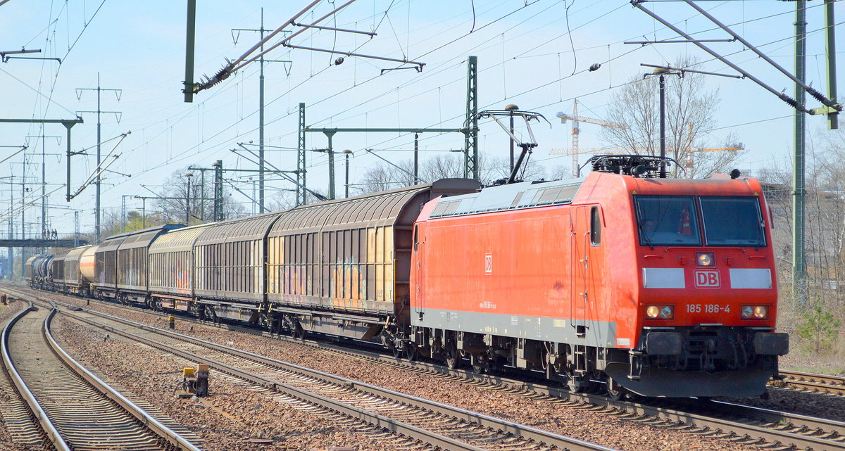 DB Cargo Deutschland AG mit  185 186-4  [NVR-Nummer: 91 80 6185 186-4 D-DB] und gemischtem Güterzug am 04.04.19 Bf. Flughafen Berlin-Schönefeld.