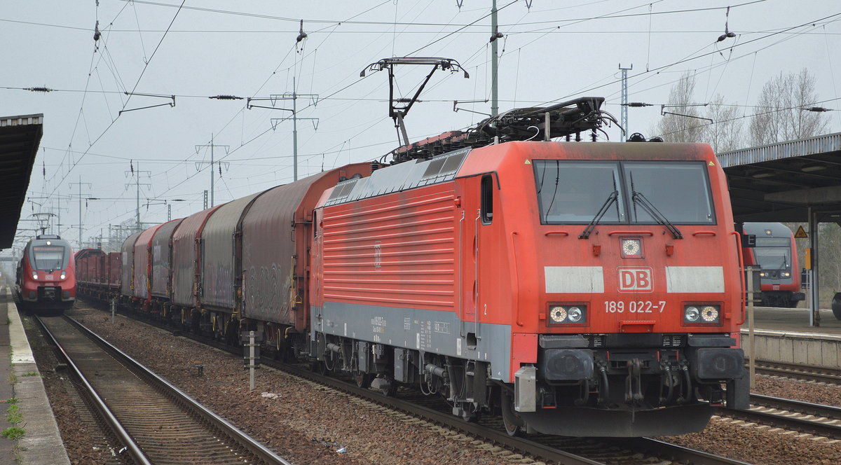 DB Cargo Deutschland AG mit  189 022-7  [NVR-Number: 91 80 6189 022-7 D-DB] und Coilzug (leer) am 05.04.19 Bf. Flughafen Berlin-Schönefeld.