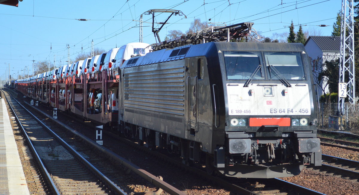DB Cargo Deutschland AG mit der polnischen MRCE Dispo  ES 64 F4-456   [NVR-Nummer: 91 51 5170 030-8 PL-DISPO] und PKW-Transportzug (VW Nutzfahrzeuge aus polnischer Produktion) am 01.04.19 Berlin-Hirschgarten.