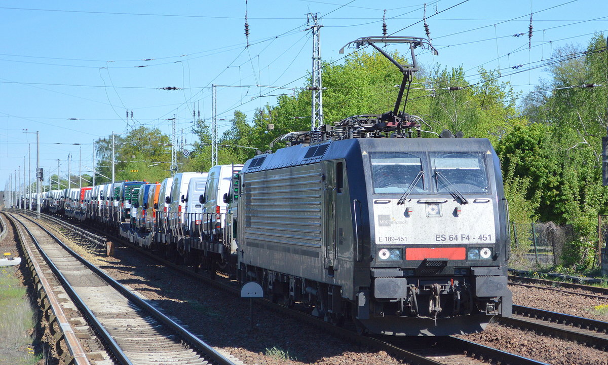 DB Cargo Deutschland AG mit der polnischen MRCE Dispo  ES 64 F4-451  [NVR-Nummer: 91 51 5170 025-8 PL-DISPO] UND PKW-Transportzug am 25.04.19 Berlin-Hirschgarten.