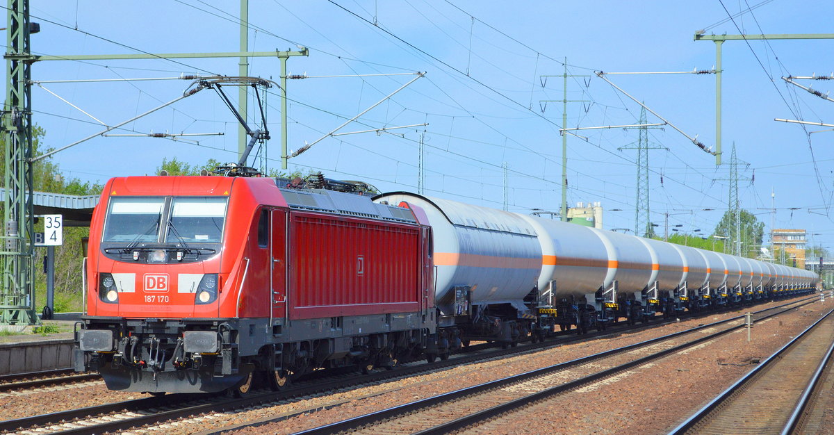 DB Cargo Deutschland AG mit der relativ neuen  187 170  [NVR-Nummer: 91 80 6187 170-6 D-DB] und einem Ganzzug Druckgaskesselwagen (Propen) am 30.04.19 Bf. Flughafen Berlin-Schönefeld.