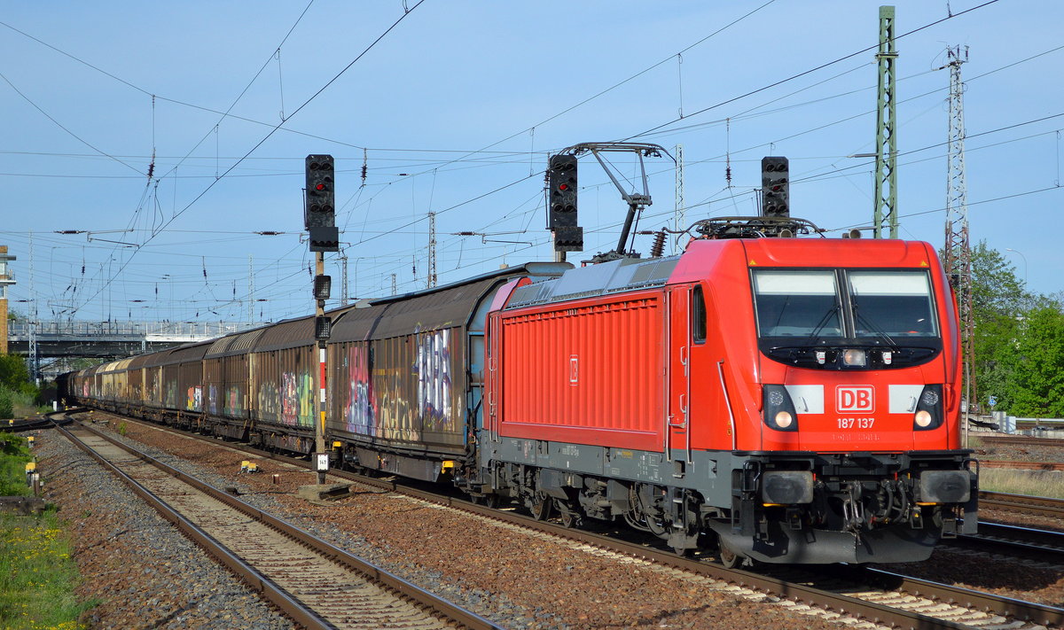DB Cargo Deutschland AG mit  187 137  [NVR-Nummer: 91 80 6187 137-5 D-DB] und Ganzzug Schiebewandwagen am 30.04.19 Bf. Flughafen Berlin-Schönefeld.