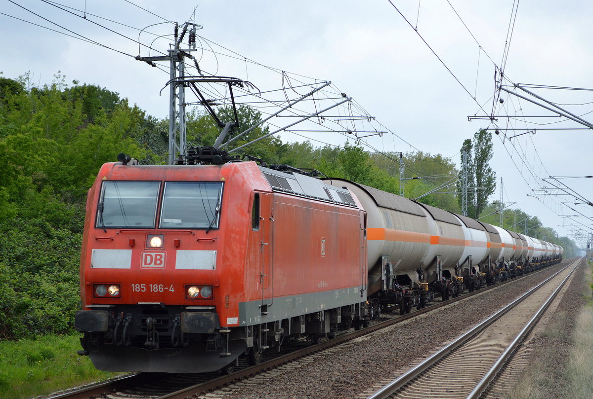 DB Cargo Deutschland AG mit  185 186-4  [NVR-Number: 91 80 6185 186-4 D-DB] mit Ganzzug Druckgaskesselwagen (Propen) am 02.05.19 Bf. Berlin-Hohenschönhausen.