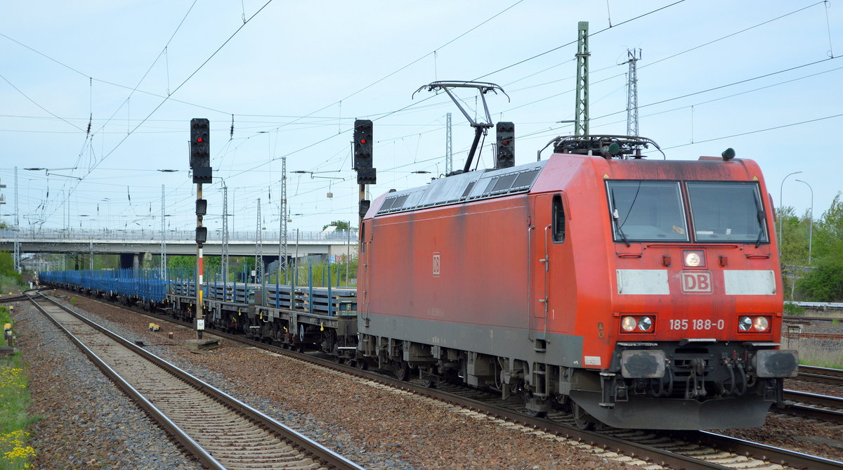 DB Cargo Deutschland AG mit  185 188-0  [NVR-Nummer: 91 80 6185 188-0 D-DB] und einem Güterzug polnischer Drehgestellwagen mit Stahlbrammen beladen am 30.04.19 Bf. Flughafen Berlin-Schönefeld.