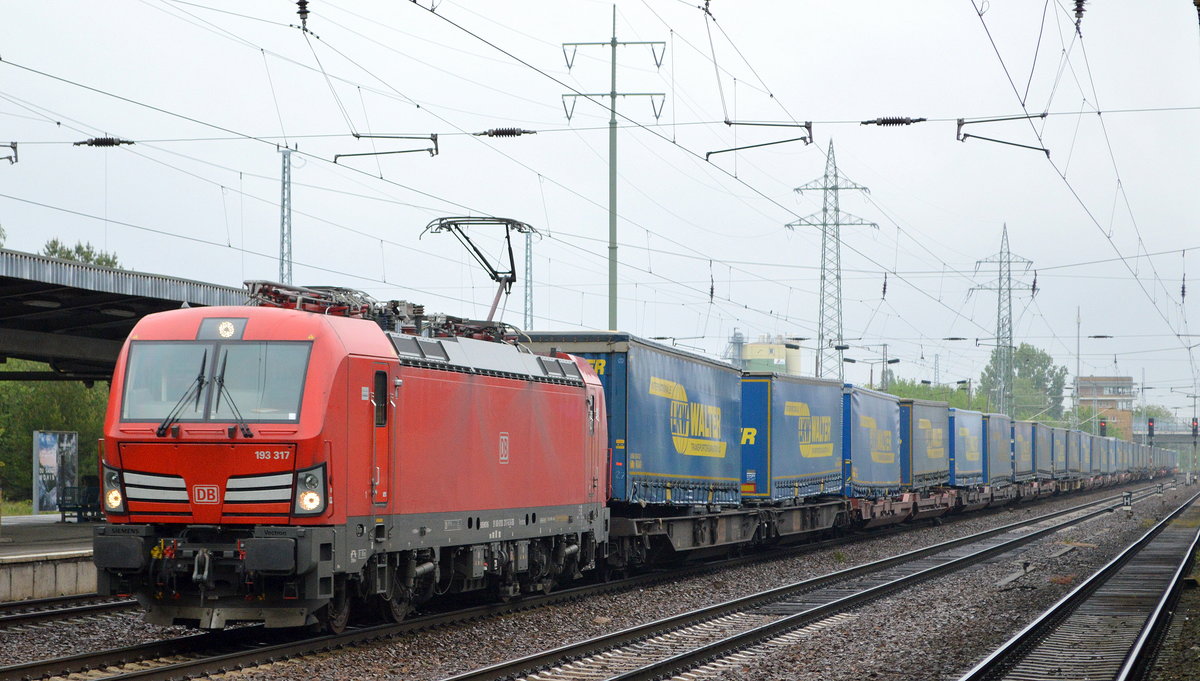 DB Cargo Deutschland AG mit  193 317  [NVR-Nummer: 91 80 6193 317-5 D-DB] und KLV-Zug (LKW Walter Trailer) am 16.05.19 Durchfahrt Bf. Flughafen Berlin-Schönefeld.