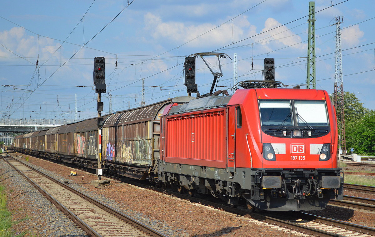 DB Cargo Deutschland AG mit  187 135  [NVR-Nummer: 91 80 6187 135-9 D-DB] und Ganzzug Schiebewandwagen am 21.05.19 Bf. Flughafen Berlin-Schönefeld