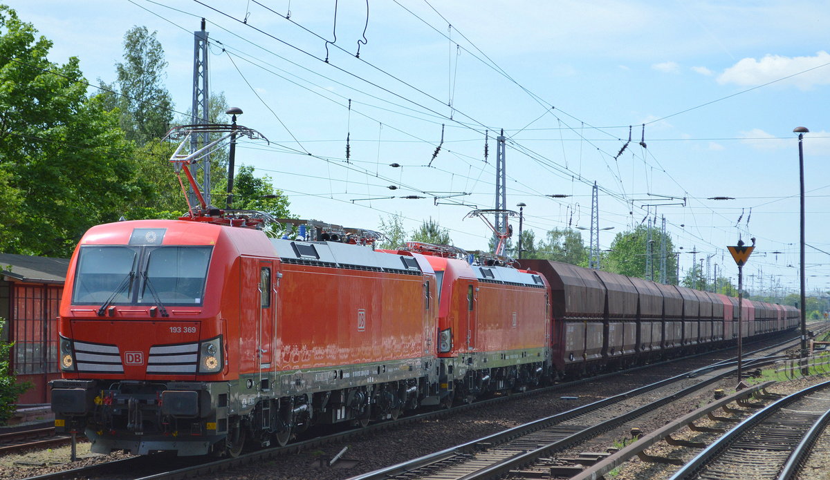 DB Cargo Deutschland AG mit der Doppeltraktion von zwei neuen Siemens Vectron Bj.2019, der  193 369  [NVR-Nummer: 91 80 6193 369-6 D-DB] +  193 372  [NVR-Nummer: 91 80 6193 372-0 D-DB] mit Erzzug aus Hamburg Richtung Ziltendorf am 23.05.19 Berlin-Hirschgarten.