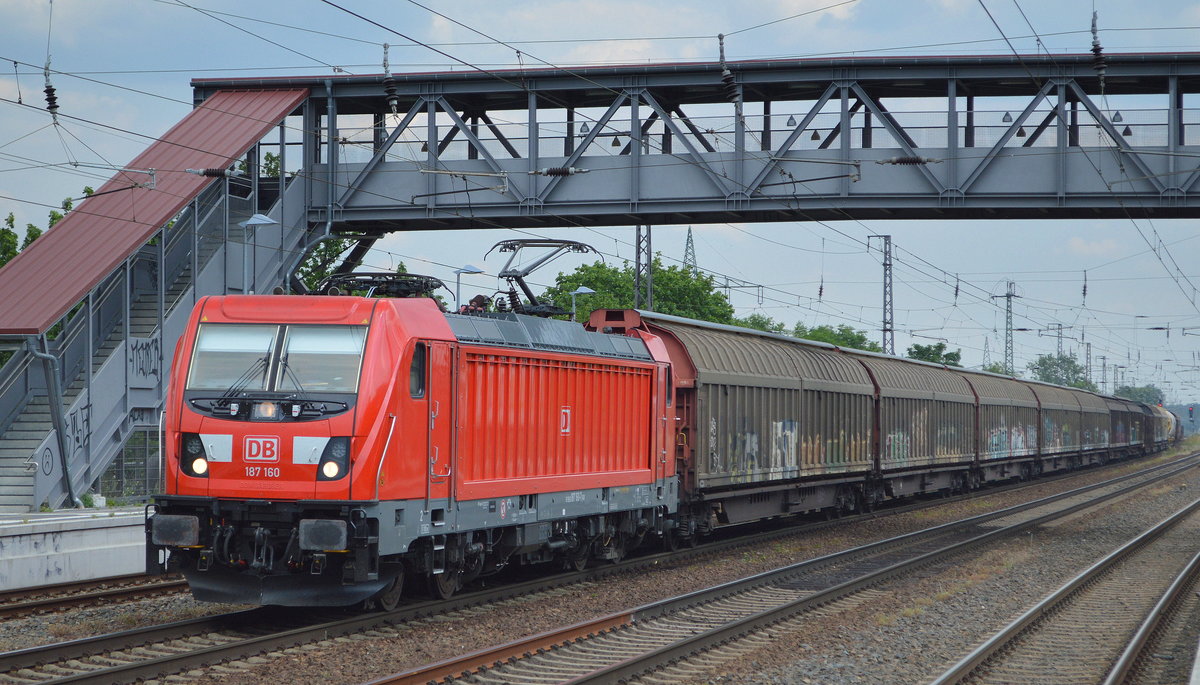 DB Cargo Deutschland AG mit  187 160  [NVR-Nummer: 91 80 6187 160-7 D-DB] und einem gemischten Güterzug am 06.06.19 Durchfahrt Bahnhof Saarmund.