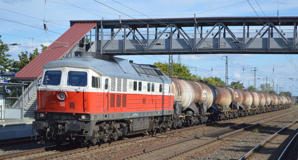 DB Cargo Deutschland AG mit  232 303-8  (NVR-Nummer  92 80 1232 303-8 D-DB ) mit Kesselwagenzug Richtung Seddin am 28.09.20 Bf. Saarmund. 