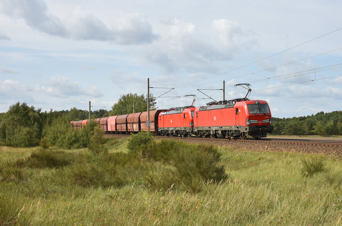 DB Cargo kam mit Ihrem Erzzug aus Richtung Hamburg, in Front waren in Doppeltraktion 193 302-7 und 193 327-4. 3km östlich von Büchen, 31.08.2018.